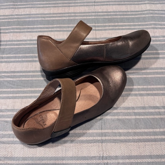 Dansko light bronze/tanish 2 toned textured Leather Women's Shoes - Picture 6 of 13